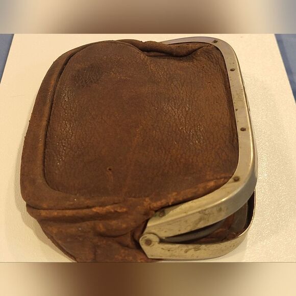 Antuque french leather coin purse with a metal clasp - Picture 2 of 7